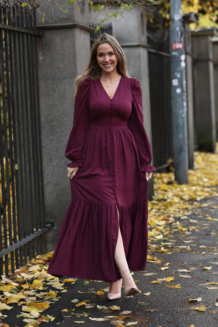 Isabel Dress i Midnight Dream blant høstløv